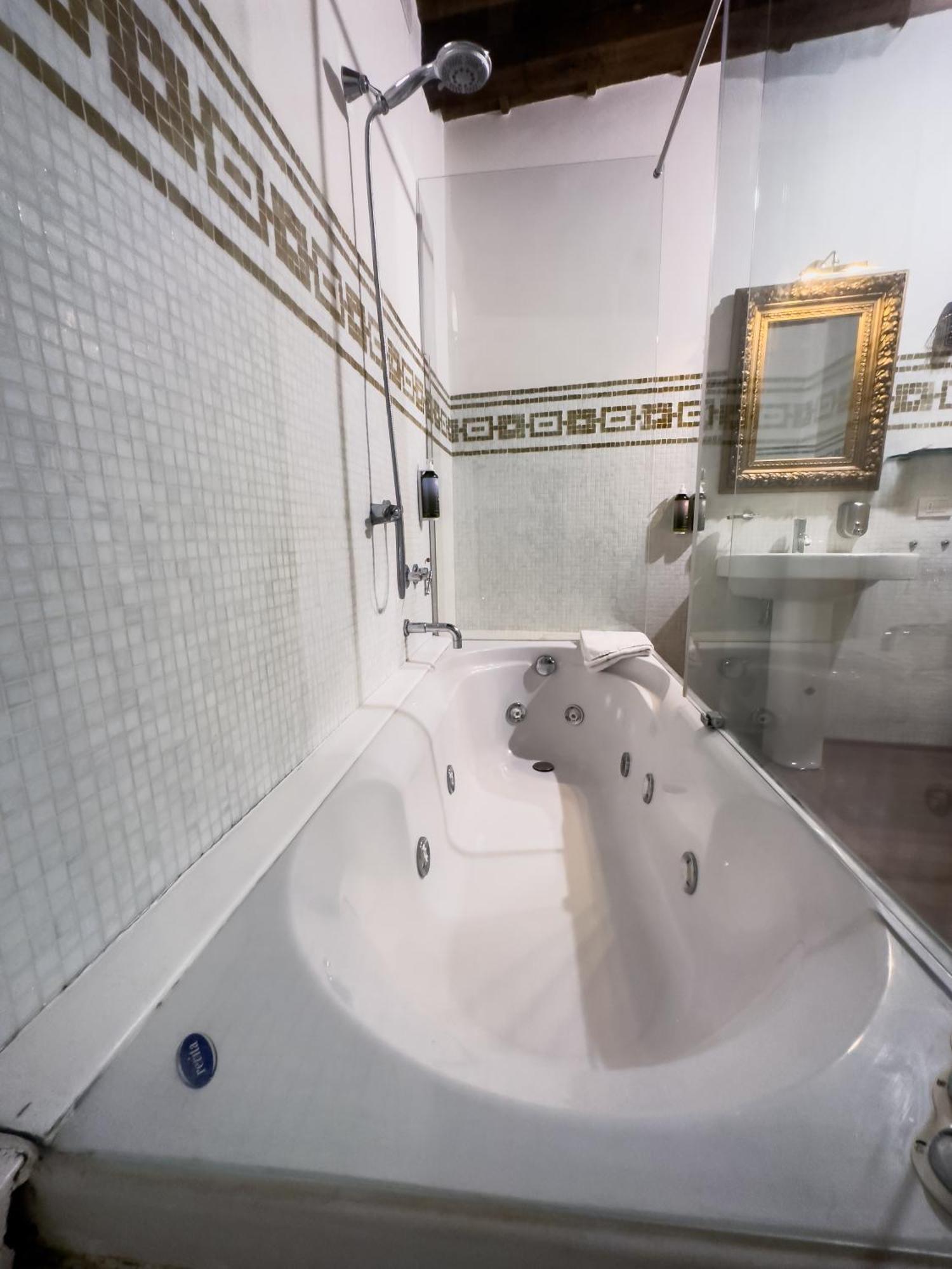 Truly Verona - Delle Erbe Suites Экстерьер фото